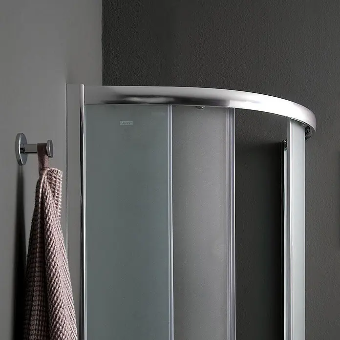 Kiamami Valentina Runddusche - 80 x 80 x 185 cm, Satiniert - Gebogene Duschkabine mit mattierten Glaspaneelen, Chromrahmen und Handtuch an Wandhaken.