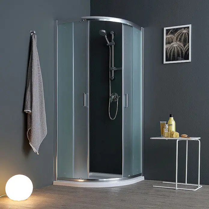 Kiamami Valentina Runddusche - 80 x 80 x 185 cm, Satiniert - Eckduschkabine mit mattierten Glastüren, silbernem Rahmen und dunkler Rückwand im modernen Bad.