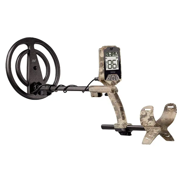 Minelab Metalldetektor X-TERRA Intrepid Tactical - L x B x H: 260 x 260 x 1.400 mm - Tarnfarbener digitaler Metalldetektor mit schwarzer Suchspule und Display mit '86'.