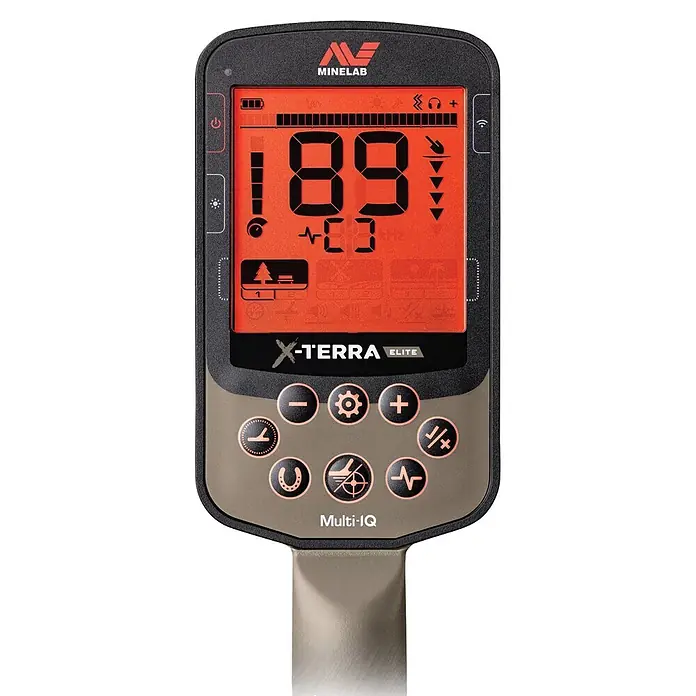 Minelab Metalldetektor X-TERRA ELITE - 3,7 V, 1 Akku, 5.100 mAh, L x B x H: 230 x 310 x 1.380 mm - Minelab X-Terra Elite Metalldetektor-Bedieneinheit mit schwarz-beigem Gehäuse und orangefarbenem Digitaldisplay.