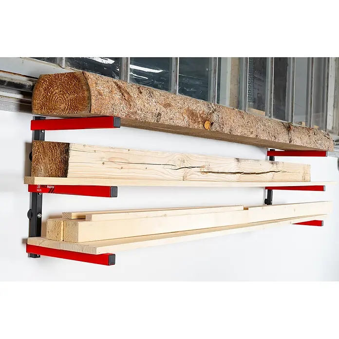 Holzmann Metallregal HLR1 - L x H: 29,5 x 43 cm, Metall - Wandmontiertes Holzlagerregal mit schwarzem Rahmen und roten Armen, das verschiedene Holzbretter und -stämme hält.