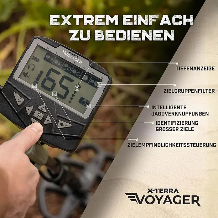 Minelab Metalldetektor X-TERRA Voyager Tactical - 2 Akkus, L x B x H: 220 x 330 x 1.450 mm - Eine Hand bedient einen schwarzen X-TERRA VOYAGER Metalldetektor im Freien, der Tiefen- und Zielempfindlichkeit auf seinem Bildschirm anzeigt.