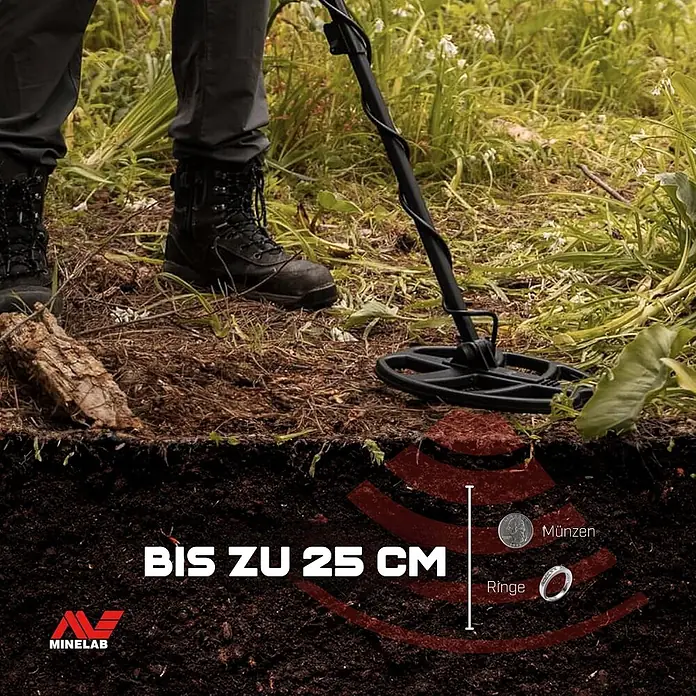 Minelab Metalldetektor X-TERRA Voyager Tactical - 2 Akkus, L x B x H: 220 x 330 x 1.450 mm - Schwarzer Metalldetektor im Einsatz im Freien, zeigt die Erkennung von Münzen und Ringen bis zu 25 cm Tiefe im Boden.