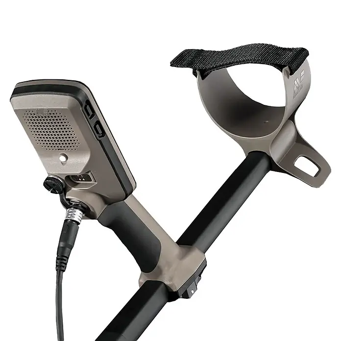 Minelab Metalldetektor X-TERRA ELITE - 3,7 V, 1 Akku, 5.100 mAh, L x B x H: 230 x 310 x 1.380 mm - Nahaufnahme einer Metalldetektor-Steuerung und Armlehne in Beige und Schwarz, mit schwarzem Gurt.