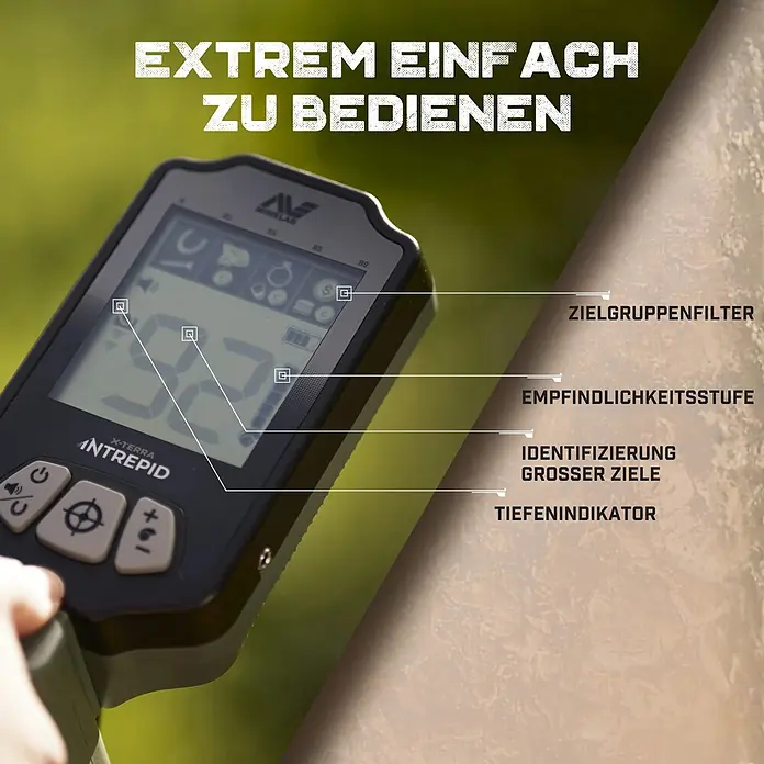 Minelab Metalldetektor X-TERRA Intrepid Tactical - L x B x H: 260 x 260 x 1.400 mm - Nahaufnahme eines Minelab X-Terra Intrepid Metalldetektors. Das digitale Display zeigt Ziel-ID, Empfindlichkeit und Tiefenindikator. Eine Hand hält ihn.