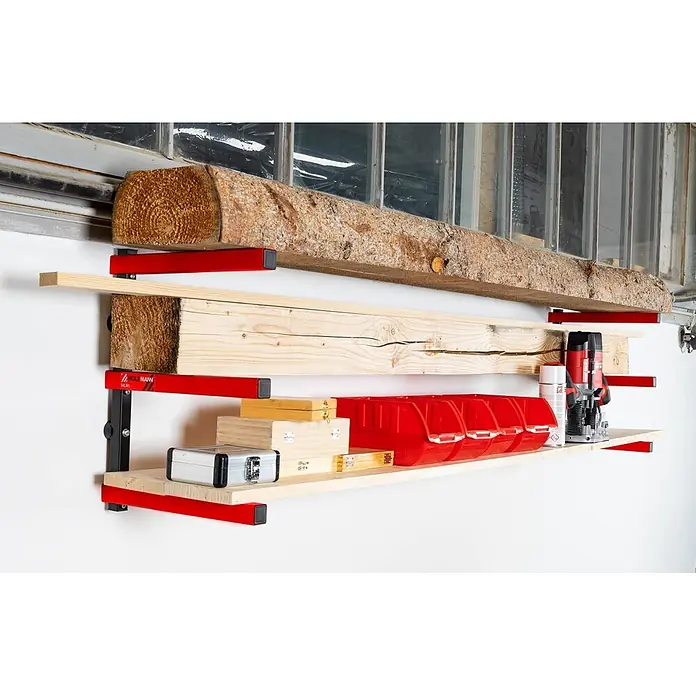 Holzmann Metallregal HLR1 - L x H: 29,5 x 43 cm, Metall - Rot-schwarzes Wandregalsystem mit Holzstücken, Werkzeugen und roten Aufbewahrungsbehältern.