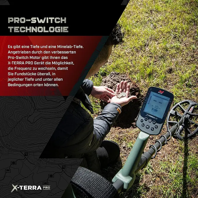 Minelab Metalldetektor X-TERRA PRO - 3,7 V, 1 Akku, 5.100 mAh, L x B x H: 230 x 310 x 1.380 mm - Person nutzt grünen und grauen Minelab X-TERRA PRO Metalldetektor im Freien, hält gefundene Münzen.