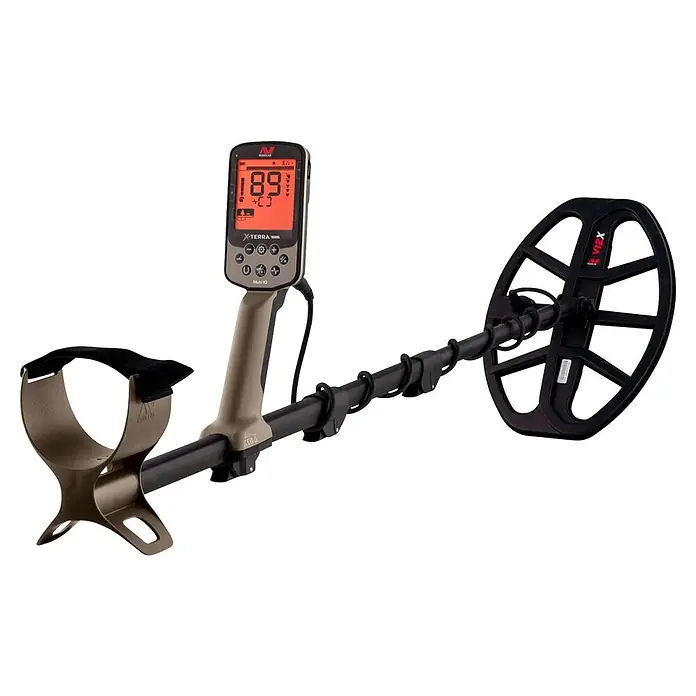 Minelab Metalldetektor X-TERRA ELITE - 3,7 V, 1 Akku, 5.100 mAh, L x B x H: 230 x 310 x 1.380 mm - Minelab X-TERRA Metalldetektor mit schwarzem Gestänge, beigem Griff, Digitalanzeige und schwarzer V12X Suchspule.