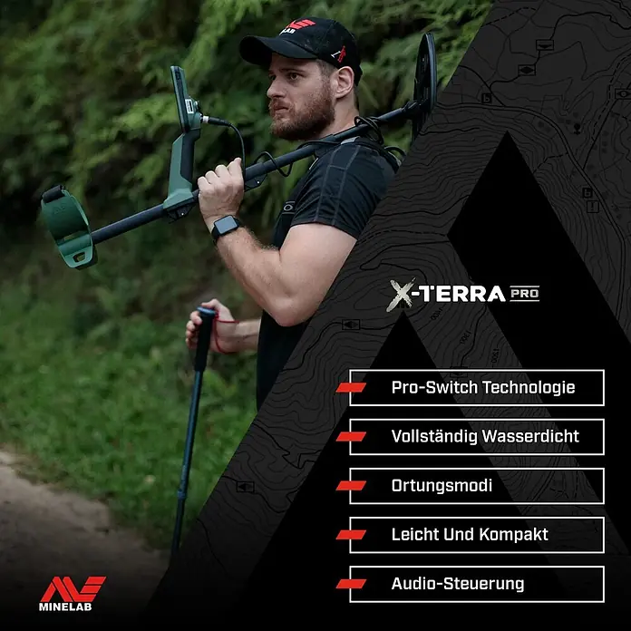 Minelab Metalldetektor X-TERRA PRO - 3,7 V, 1 Akku, 5.100 mAh, L x B x H: 230 x 310 x 1.380 mm - Ein Mann benutzt einen grünen und schwarzen Minelab X-Terra Pro Metalldetektor im Freien, der seine robuste, wasserdichte Bauweise hervorhebt.