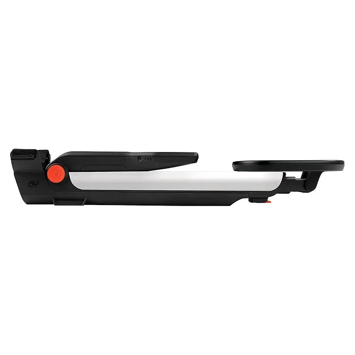 Minelab Metalldetektor GO-FIND 11 U-Light - L x B x H: 130 x 210 x 1.300 mm - Seitenansicht einer schwarz-weißen Metalldetektor-Steuereinheit mit Armlehne, Gurt, Minelab-Logo und orangefarbenen Akzenten.