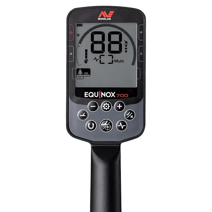 Minelab Metalldetektor Equinox 700 - 3,7 V, 1 Akku, 5.100 mAh, L x B x H: 280 x 280 x 1.440 mm - Schwarze und dunkelgraue MineLab EQUINOX 700 Metalldetektor-Steuereinheit mit Digitalanzeige und Bedientasten.