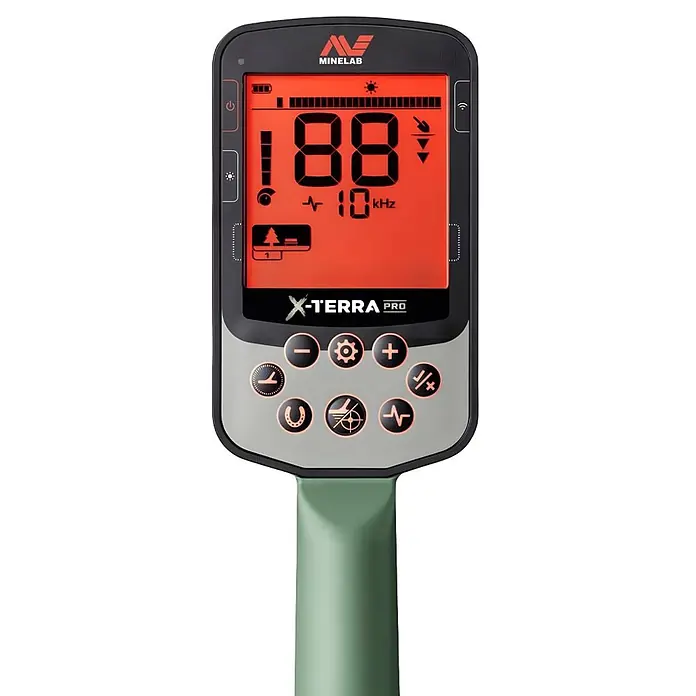 Minelab Metalldetektor X-TERRA PRO - 3,7 V, 1 Akku, 5.100 mAh, L x B x H: 230 x 310 x 1.380 mm - Minelab X-TERRA PRO Metalldetektor-Steuereinheit mit schwarzem und grauem Gehäuse, leuchtend orangefarbenem Display und grünem Stiel.