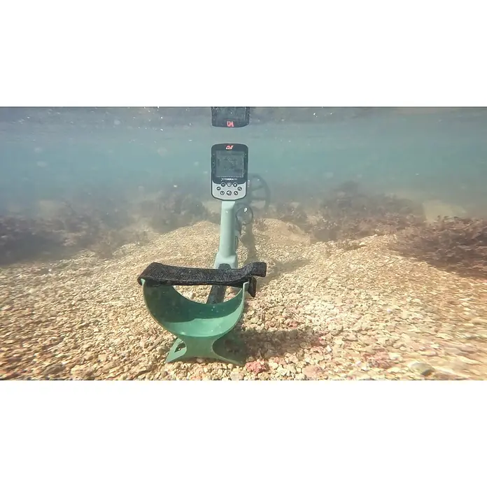 Minelab Metalldetektor X-TERRA PRO - 3,7 V, 1 Akku, 5.100 mAh, L x B x H: 230 x 310 x 1.380 mm - Unterwasser-Metalldetektor mit hellgrünem Schaft und schwarz/grauer Steuereinheit, in klarem Wasser über felsigem Meeresboden.