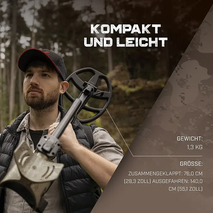 Minelab Metalldetektor X-TERRA Intrepid Tactical - L x B x H: 260 x 260 x 1.400 mm - Mann im Wald trägt einen kompakten, leichten schwarzen Metalldetektor mit beigegrauer Schaufel über der Schulter.