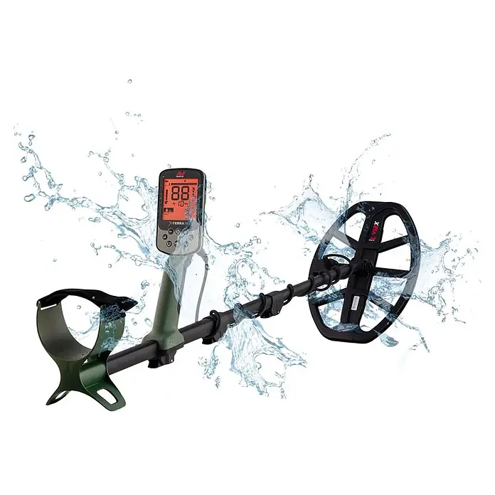 Minelab Metalldetektor X-TERRA PRO - 3,7 V, 1 Akku, 5.100 mAh, L x B x H: 230 x 310 x 1.380 mm - Grüner und schwarzer Minelab X-TERRA PRO Metalldetektor mit Digitalanzeige, umgeben von Wasserspritzern.