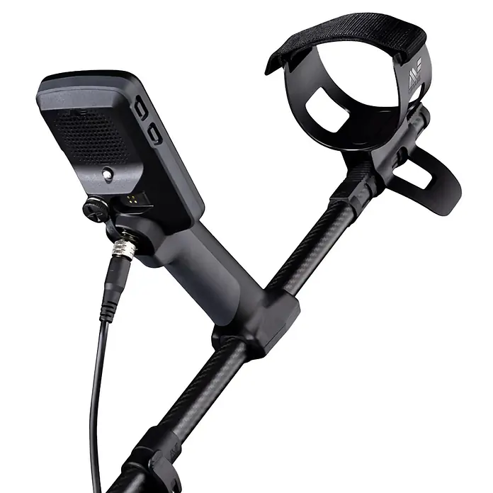 Minelab Metalldetektor Equinox 700 - 3,7 V, 1 Akku, 5.100 mAh, L x B x H: 280 x 280 x 1.440 mm - Schwarze Metalldetektor-Steuereinheit mit Lautsprecher, angeschlossenem Kabel und Armlehne, mit Carbonfaser-Schaft.