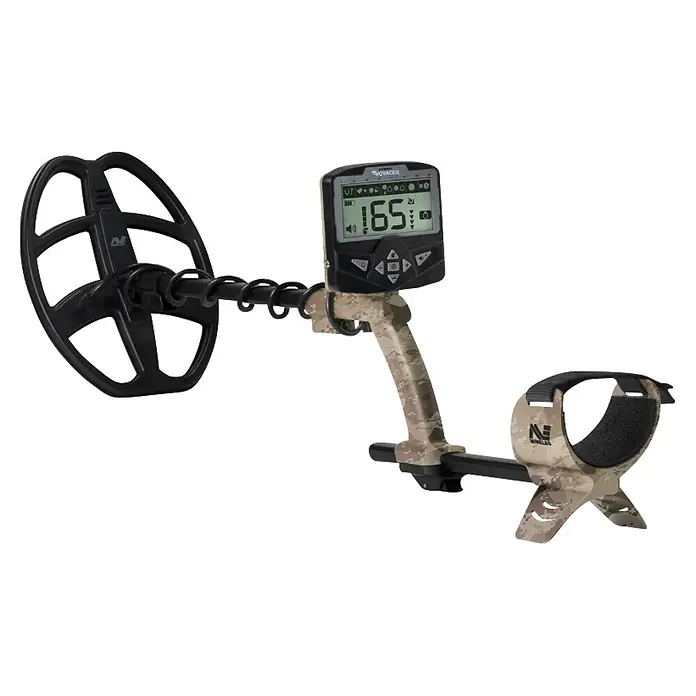 Minelab Metalldetektor X-TERRA Voyager Tactical - 2 Akkus, L x B x H: 220 x 330 x 1.450 mm - Ein tarnfarbener Metalldetektor mit schwarzer Suchspule und Digitalanzeige, die „165“ zeigt.
