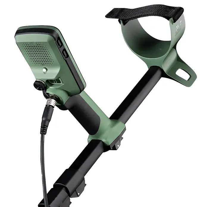 Minelab Metalldetektor X-TERRA PRO - 3,7 V, 1 Akku, 5.100 mAh, L x B x H: 230 x 310 x 1.380 mm - Grüne und schwarze Metalldetektor-Steuerung mit Lautsprecher und Armlehne. Ein Kabel verbindet die Einheit mit dem Hauptschaft.