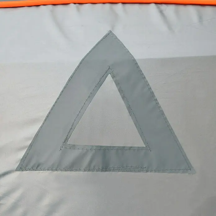 APA Hagelschutzplane - L x B x H: 431 x 165 x 119 cm - Nahaufnahme eines grauen Zeltes mit dreieckigem Fenster, das durch eine graue Stoffumrandung akzentuiert wird und ein modernes Design zeigt.
