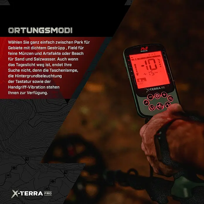 Minelab Metalldetektor X-TERRA PRO - 3,7 V, 1 Akku, 5.100 mAh, L x B x H: 230 x 310 x 1.380 mm - Person hält dunklen X-TERRA PRO Metalldetektor mit rot beleuchtetem Bildschirm und beleuchteten Tasten für die Nachtsuche.