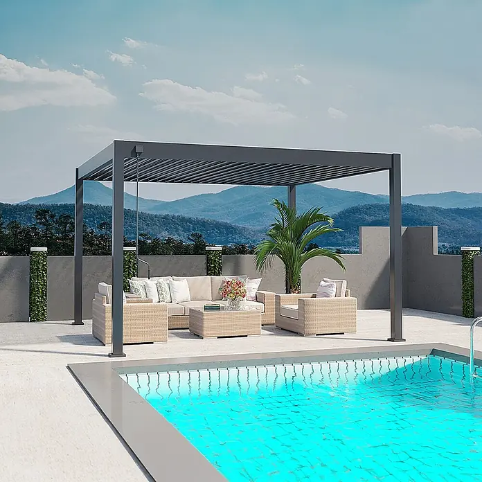 Weide Pergola Deluxe freistehend 3,6 x 4 m Anthrazit - B x T: 360 x 360 cm, Farbe Gestell: Sandpapier FinishAnthrazit / RAL Farbcode 7024, Aluminium - Dunkelgraue Metallpergola beschattet eine Outdoor-Lounge neben einem Pool mit Bergblick.