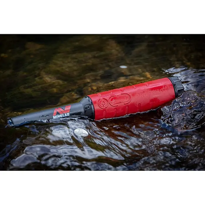 Minelab Metalldetektor PRO-FIND 40 Pinpoint - L x B x H: 50 x 50 x 250 mm - Rot-schwarzer Minelab Pro-Find Pinpointer im flachen Wasser neben Münzen.