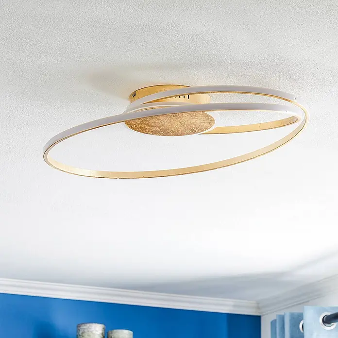Lindby Deckenleuchte Dorle - messing / gold - Moderne gold-weiße LED-Deckenleuchte mit verschlungenen Ringen.