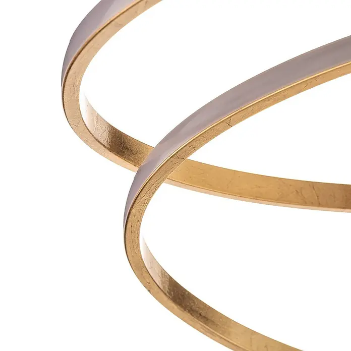 Lindby Deckenleuchte Dorle - messing / gold - Zwei ineinander verschlungene goldene Bänder mit texturierter Oberfläche und einem glatten hellgrauen Streifen.