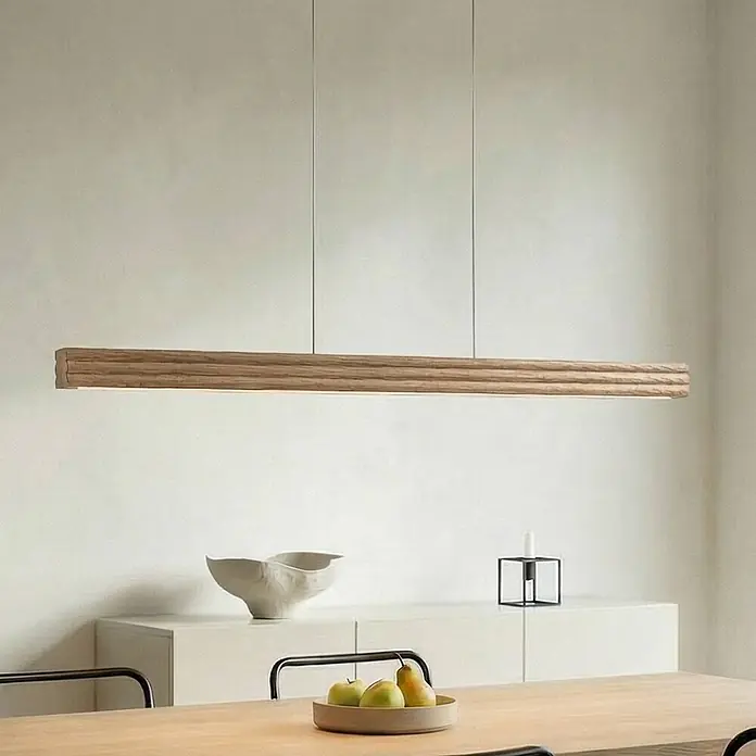Lucande Pendelleuchte Annetta - L x B x H: 117 x 5,5 x 6 cm, Holz hell, Holz hell, grau - Hölzerne lineare Pendelleuchte mit strukturierter Oberfläche, beleuchtet einen Esstisch.