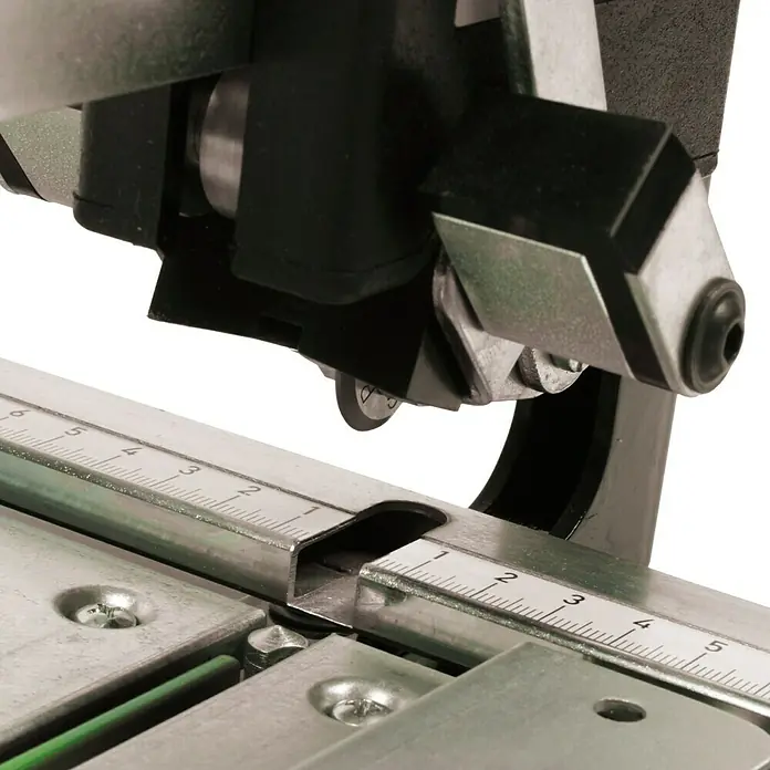 Berg Handfliesenschneider BTC 640 - Max. Schnittlänge: 640 mm, Max. Fliesenstärke: 20 mm - Nahaufnahme einer Glasschneidemaschine, die Präzision und Funktionalität für professionelle Glasarbeiten vereint.