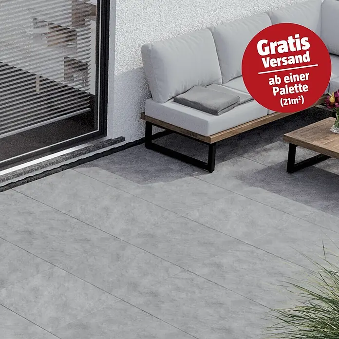 Terrassenfliese Atakama - 59,3 x 59,3 x 2 cm, Hellgrau, Matt - Graue rechteckige Terrassenplatten in einem modernen Außenbereich mit Möbeln.
