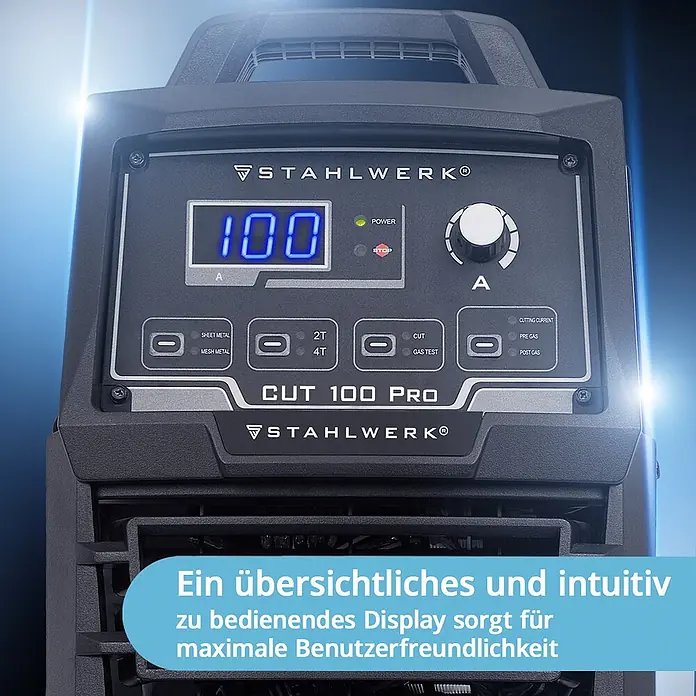 STAHLWERK Plasmaschneider CUT 100 Pro - Schweißstrom: 100 A, 400 V - Schwarzes Bedienfeld des Stahlwerk CUT 100 Pro Plasmaschneiders mit hellblauem Digitaldisplay "100 A", Drehregler und klar beschrifteten Tasten.