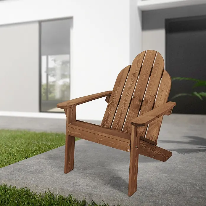 ECD Germany Gartenstuhl Braun aus Tannenholz Massiv Holzstuhl Gartensessel Relaxstuhl Outdoor - Tanne, Klappbar, Braun - Brauner Holz-Adirondack-Stuhl auf einer Terrasse neben Gras und einem modernen Haus.