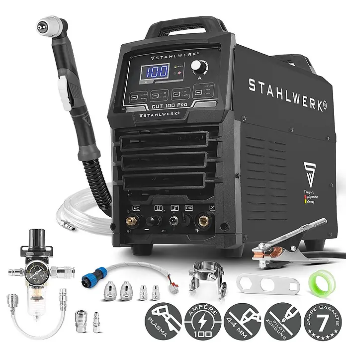 STAHLWERK Plasmaschneider CUT 100 Pro - Schweißstrom: 100 A, 400 V - Schwarzer STAHLWERK CUT 100 Pro Plasmaschneider mit Brenner, Luftfilter und Zubehör.