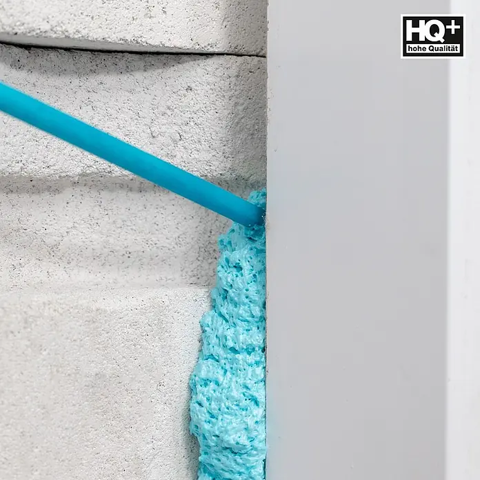 IsolBau 2K-Montageschaum 1 x Bauschaum 2K - 400 ml - Blauer Isolierschaum wird mit einer Düse in einen Spalt zwischen Betonblöcken und einer weißen Platte eingebracht.