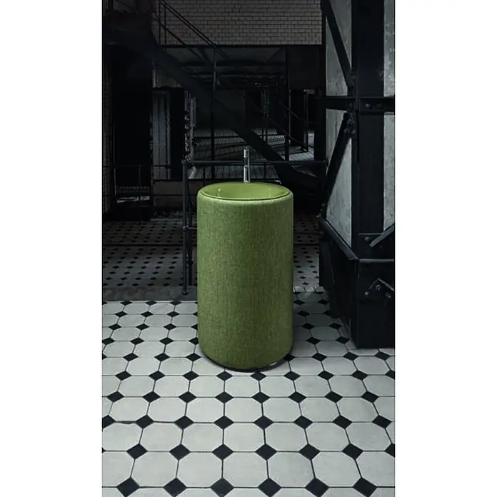 Bette Einbauwaschbecken - 500 x 500 cm - Grünes zylindrisches Standwaschbecken mit Stoff-Finish und Armatur in Industrieumgebung.