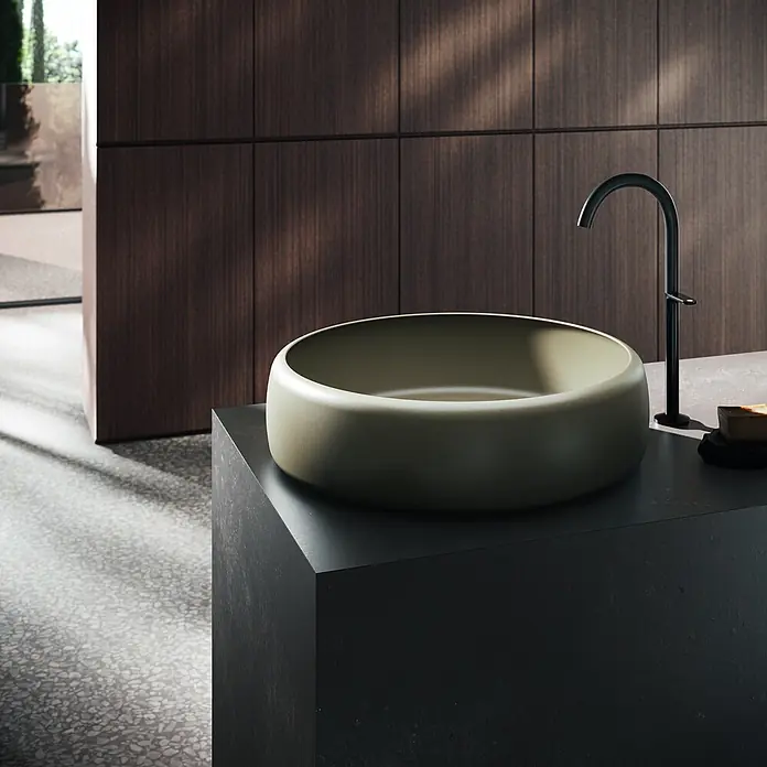 Bette Waschtisch -  - Olivgrünes rundes Waschbecken mit schwarzem Wasserhahn auf dunkler Arbeitsplatte im modernen Bad.