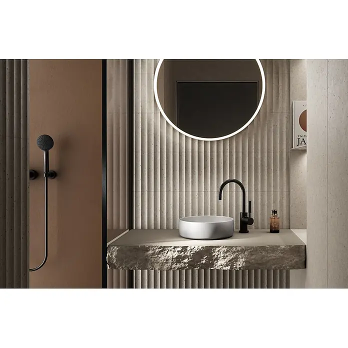Bette Waschtisch - 320 x 320 cm - Modernes Bad: weißes Aufsatzwaschbecken, schwarzer Wasserhahn, Steinwaschtisch mit Rohkante, hinterleuchteter Spiegel und gerippte Wandfliesen.