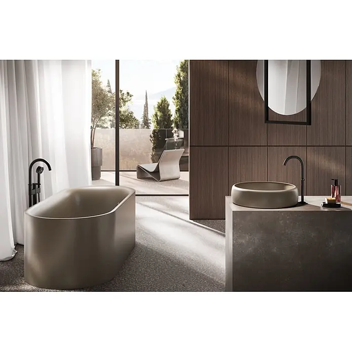 Bette Waschtisch -  - Moderne, mattbeigefarbene freistehende Badewanne und Waschtischschale in Bad mit Naturblick.