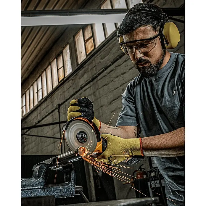 Vito Disco de corte Endurance - Ø x Es: 125 x 2,2 mm, Orificio: 22,23 mm - Hombre corta metal con amoladora angular, usando guantes de seguridad, gafas y protección auditiva, generando chispas.