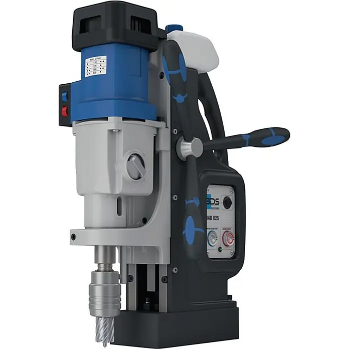 BDS Kernbohrmaschine MAB 825 N -  - Blau-graue Magnet-Kernbohrmaschine mit schwarzen Griffen, Bohrer im Futter und Kühltank.