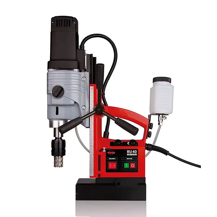 Ruko Kernbohrmaschine RU40 -  - Rotes und graues Ruko RU 40 Magnetkernbohrgerät mit Bohrer, Bedienfeld und Kühlmittelbehälter.