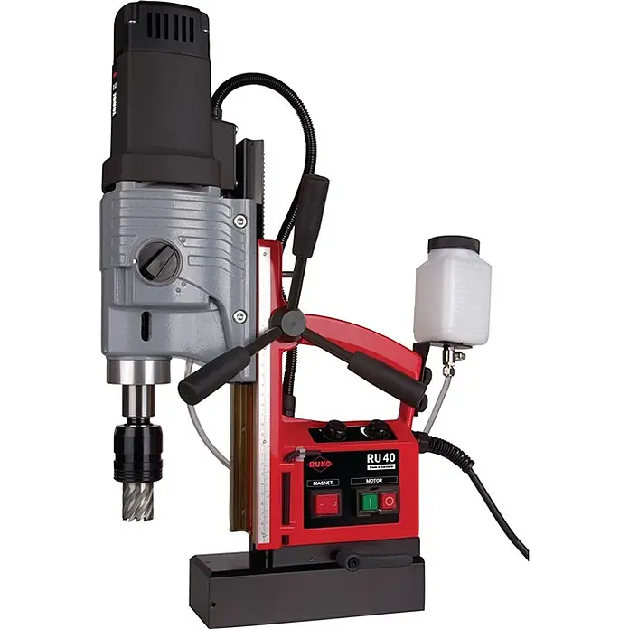 Ruko Kernbohrmaschine RU40 -  - Rote und graue Ruko RU 40 Magnetbohrmaschine mit schwarzen Griffen, Kühlmittelbehälter und sichtbarem Bohrer.
