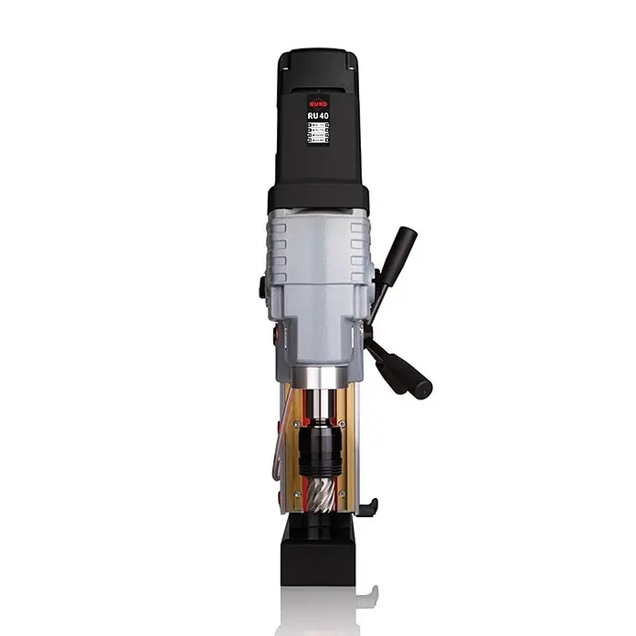 Ruko Kernbohrmaschine RU40 -  - Ruko RU40 Magnet-Kernbohrmaschine in Silbergrau und Schwarz, mit goldfarbenem Bohrer.
