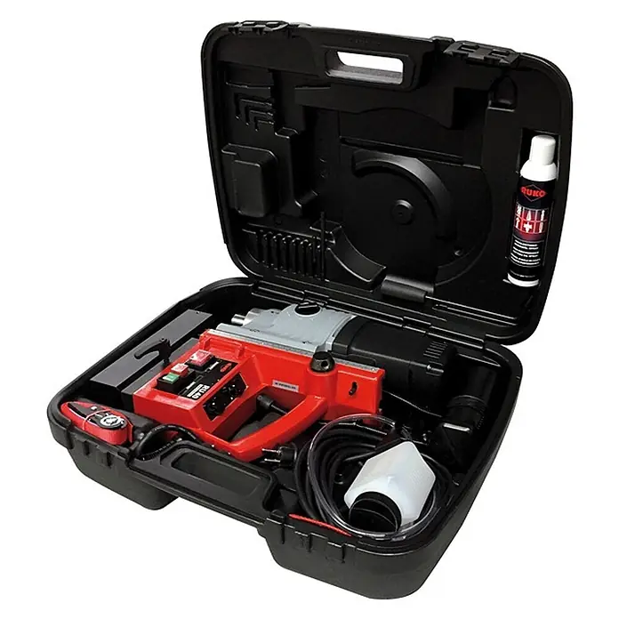 Ruko Kernbohrmaschine RU40 -  - Rote und graue Kernbohrmaschine mit Zubehör in einem schwarzen Hartschalenkoffer, transportbereit.