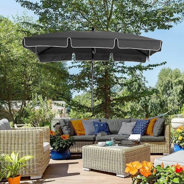 Furnicato Balkonschirm - Grau - Schwarzer Terrassenschirm mit weißem Rand spendet Schatten über einer Outdoor-Sitzgruppe.
