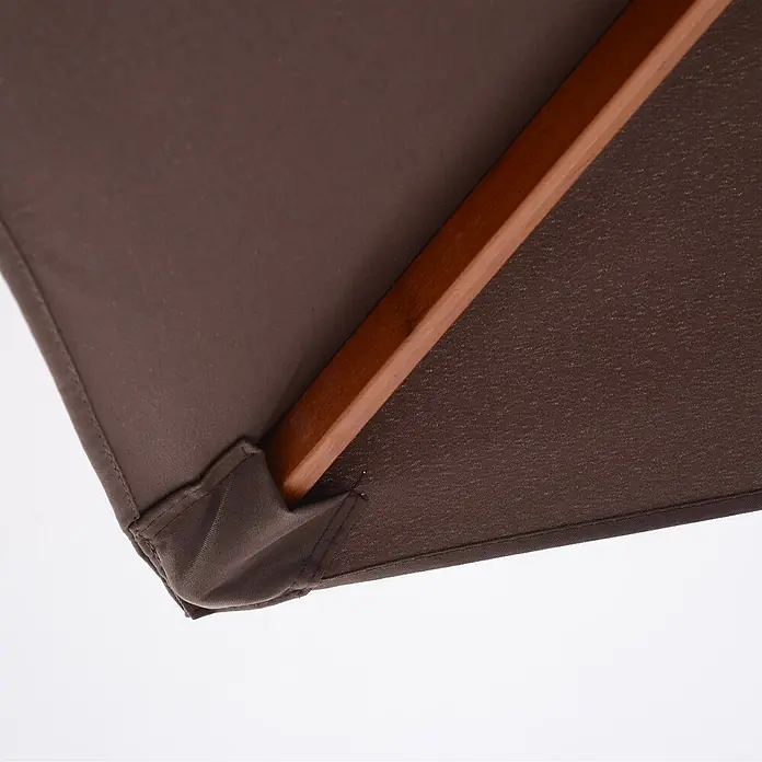 Outsunny Marktschirm - Kaffeebraun - Nahaufnahme eines braunen Schirmdaches aus Webstoff mit einer Holzstrebe.