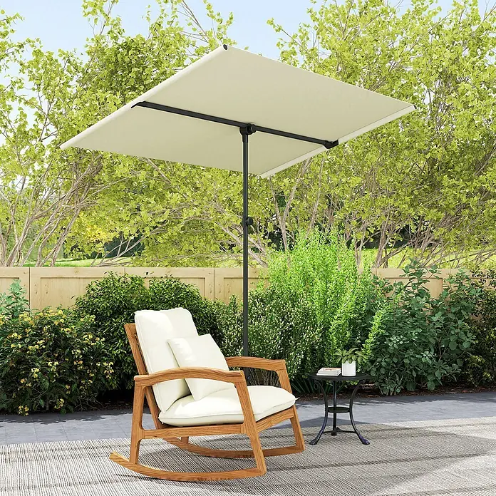 Outsunny Marktschirm - Beige - Hölzerner Schaukelstuhl mit weißen Kissen auf einer Terrasse unter einem cremefarbenen Sonnenschirm.