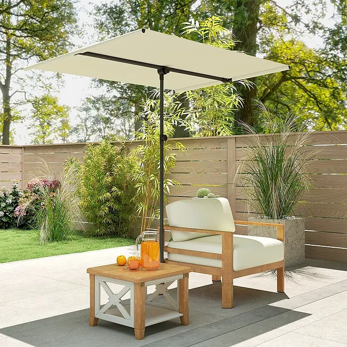 Outsunny Marktschirm - Beige - Cremefarbener rechteckiger Sonnenschirm spendet Schatten über einem Holzsessel und Beistelltisch auf einer Terrasse.