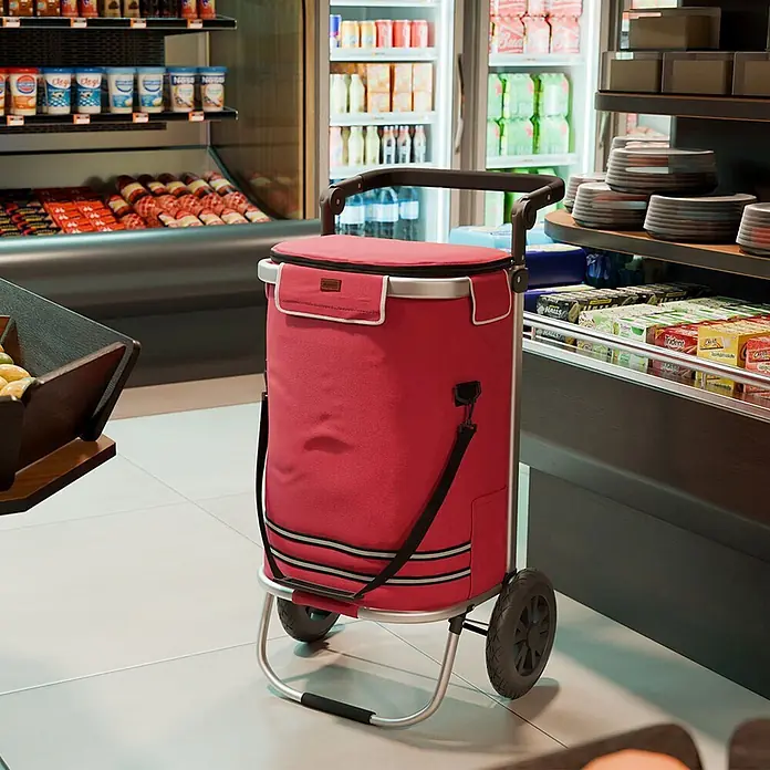 Juskys Einkaufstrolley Einkaufstrolley - L x B x H: 43 x 37 x 98 cm, Traglast: 30 kg, rot - Rote rollende Kühltasche aus Stoff mit silbernem Gestell und schwarzen Rädern, im Supermarkt.